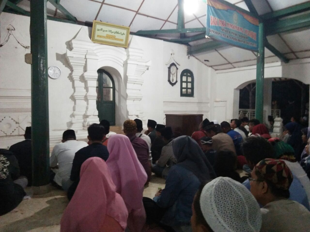 Malam Jumat Makin Padat Peziarah Di Banten Lama