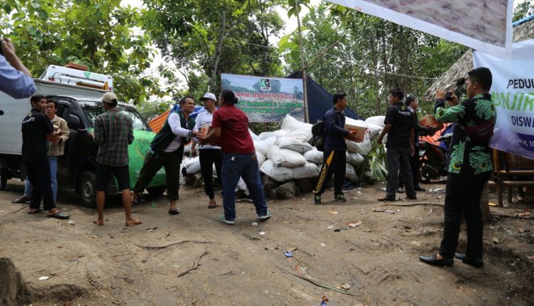 Sambangi Lokasi Pengungsian Al Khairiyah Berikan Bantuan Kepada Korban