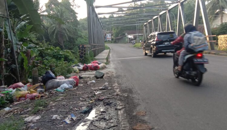 Jorok Jembatan Cisata Pandeglang Jadi Pembuangan Sampah Muspika