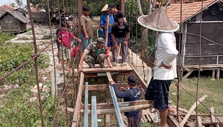 Permudah Akses Warga Babinsa Koramil Tirtayasa Bantu Perbaiki