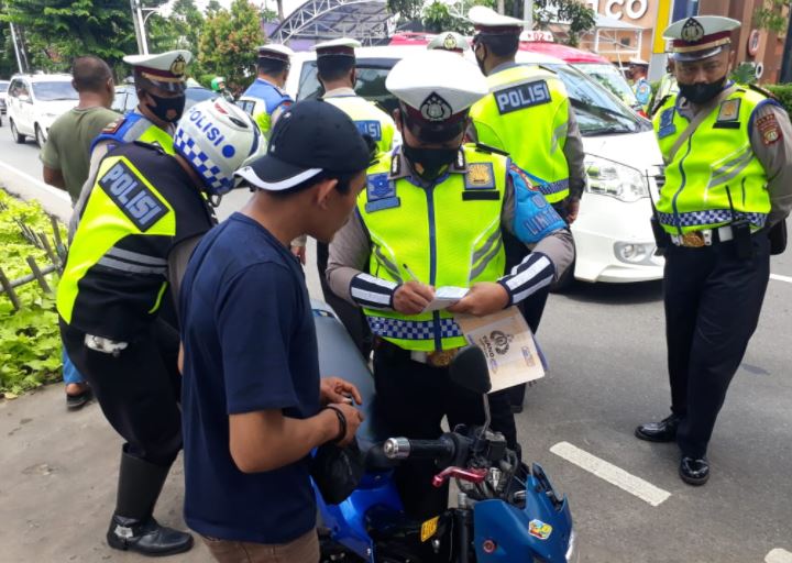 Setelah Kali Batal Polisi Kini Berlakukan Tilang Uji Emisi Tahun Ini