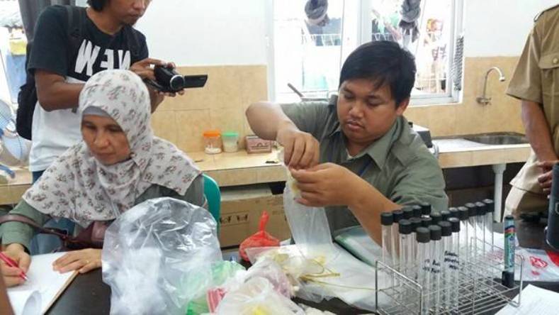 sidak-pasar-kranggot-uji-lab