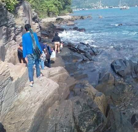 Pantai Batu Pulau Merak Besar