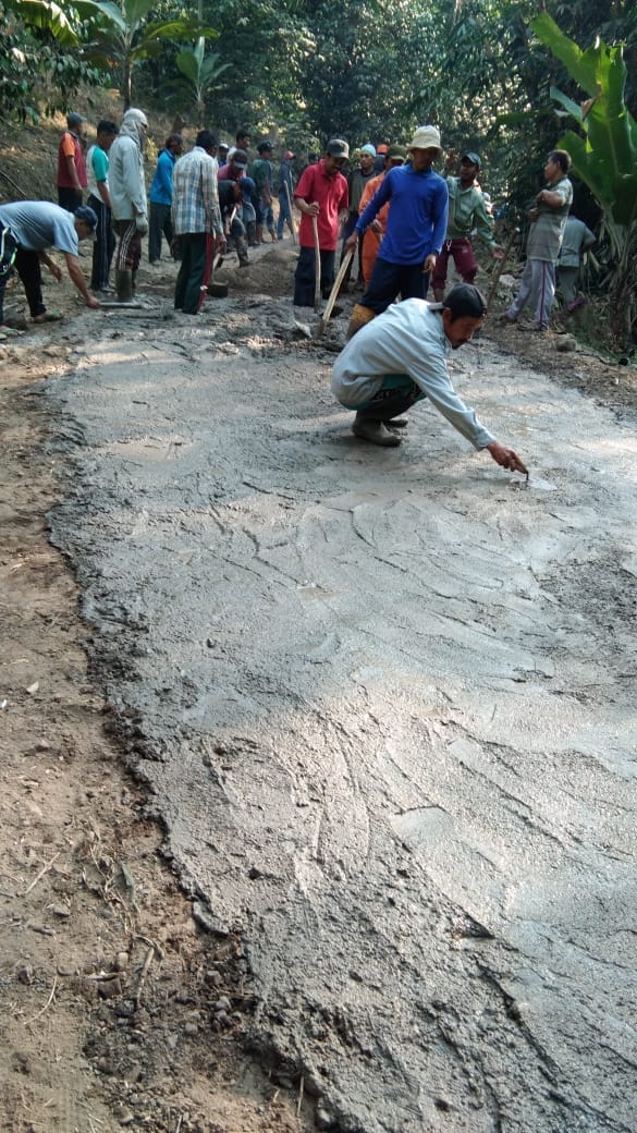 Tak Kunjung Diperbaiki Warga Watulawang Gotong Royong Perbaiki Jalan