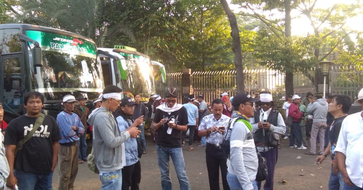 8 Bus, Warga Pulau Sangiang Anyer Berangkat Ke Jakarta ...