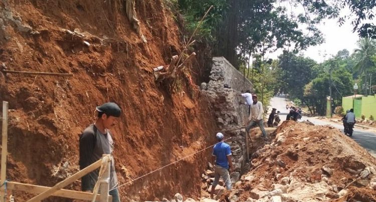 Pembangunan Berkelanjutan Sebab Akibat Komisi III DPRD Pandeglang TPT Runtuh Akibat Kualitas 