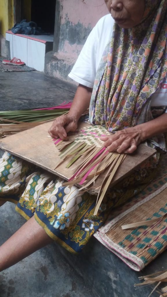 Melihat Pengrajin Kipas Anyaman Bambu Yang Bertahan Di Kota Baja ...