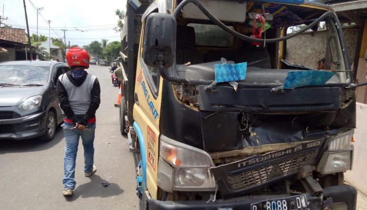 Supir Mabuk, Truk Di Rangkasbitung Seruduk Motor Dan Truk Kayu ...