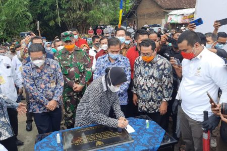 Baksos SMSI di Hari Pers 2021; Warga Senang Jalan Kampungnya Tak Lagi Becek