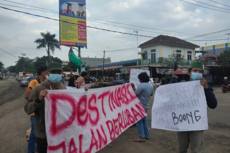 Gelar Aksi Terkait Jalan Rusak di Lebak, HMI MPO: Mirip Kubangan Kerbau