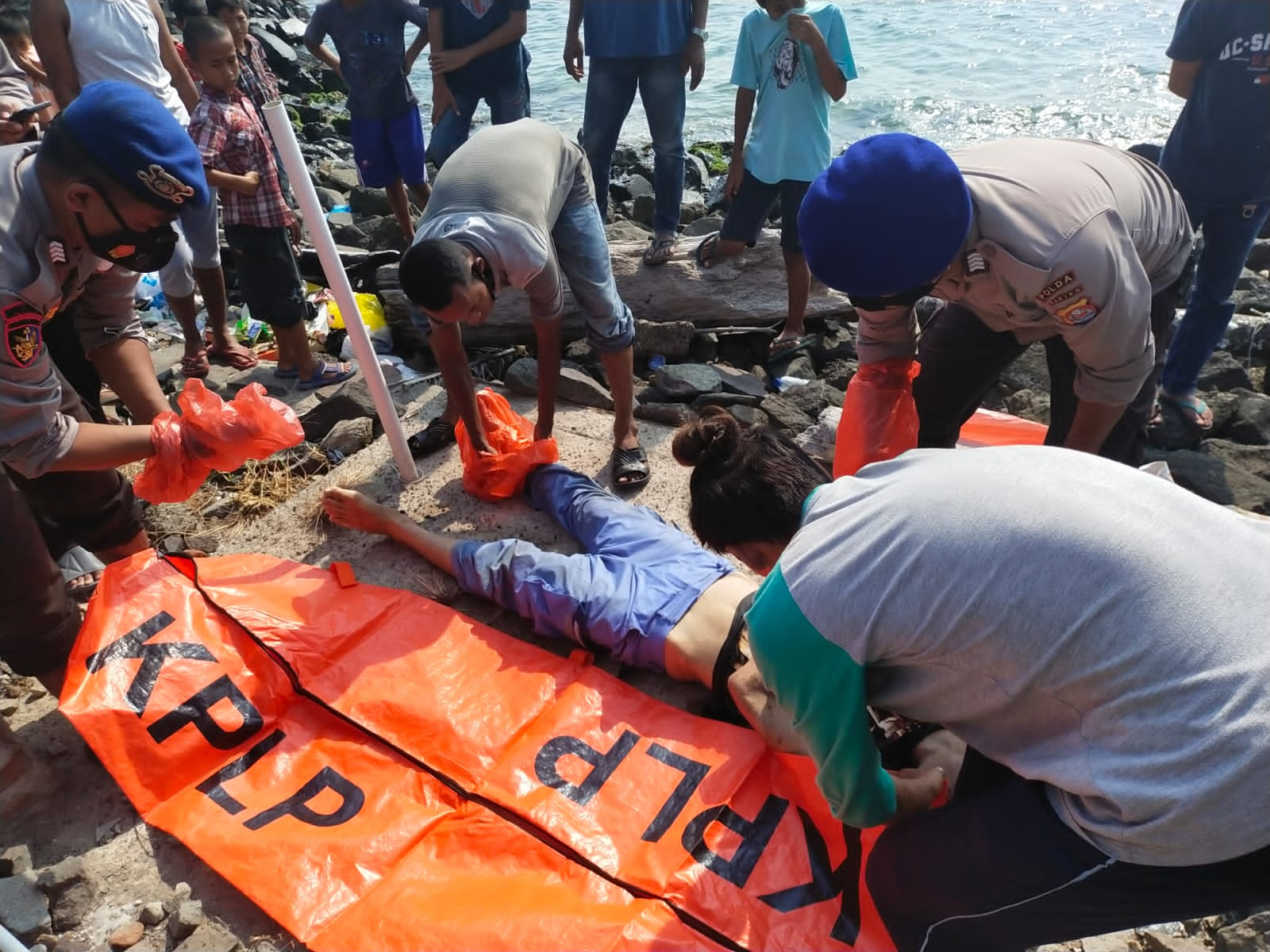 Warga Anyer Digegerkan Penemuan Mayat Tanpa Identitas Di Pantai Paku Faktabanten Co Id