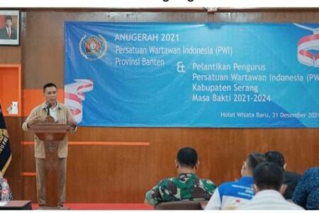 Tutup Tahun 2021, Dirut Bank Banten Raih Penghargaan dari PWI Banten