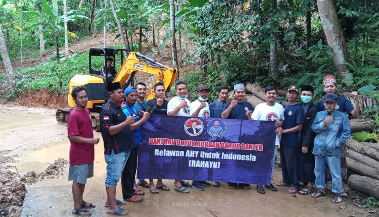 Relawan AHY bantu evakuasi jalan yang tertimbun longsor di Waringinkurung /Dok