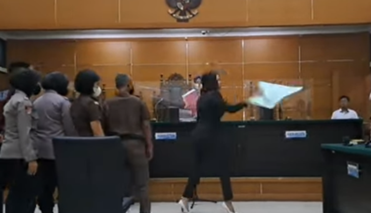 Nikita Mirzani Ngamuk Di Ruang Sidang, Lempar Mic Hingga Berkas ...