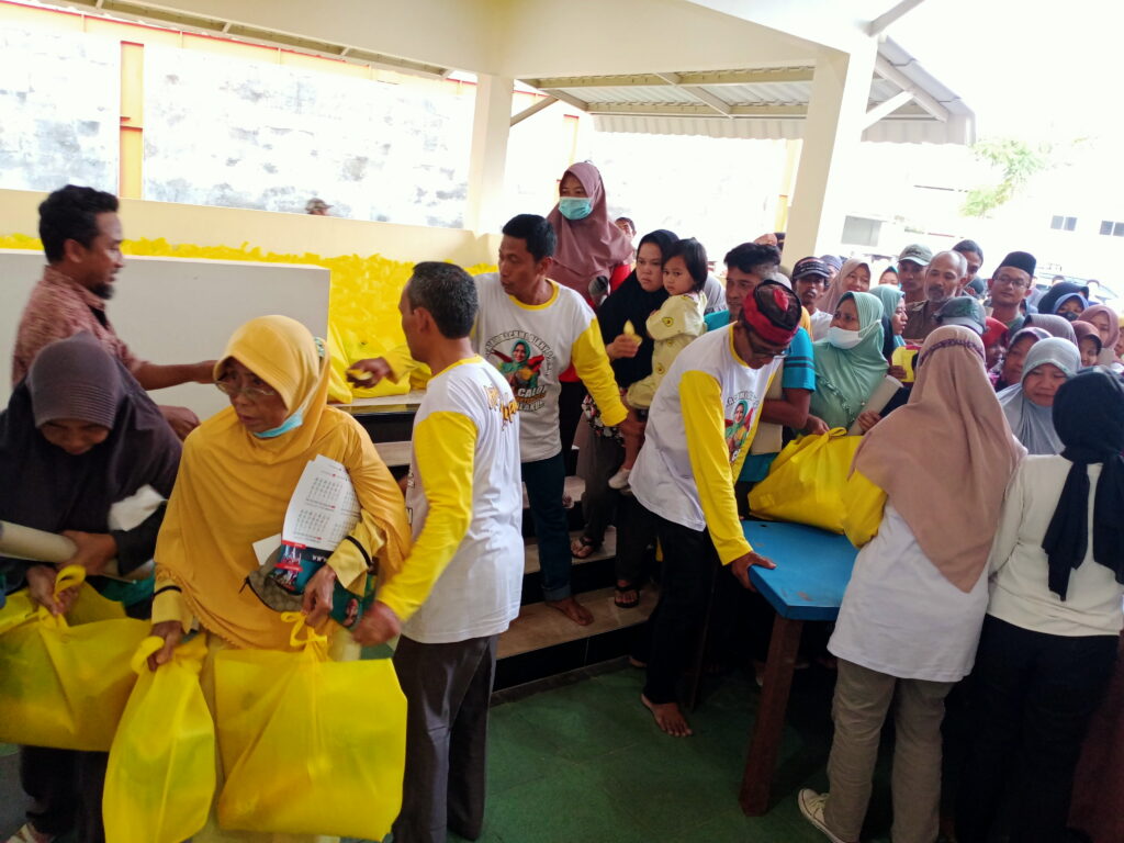 Ratusan warga memadati workshop Haji Maman untuk di bagikan paket sembako / Dok