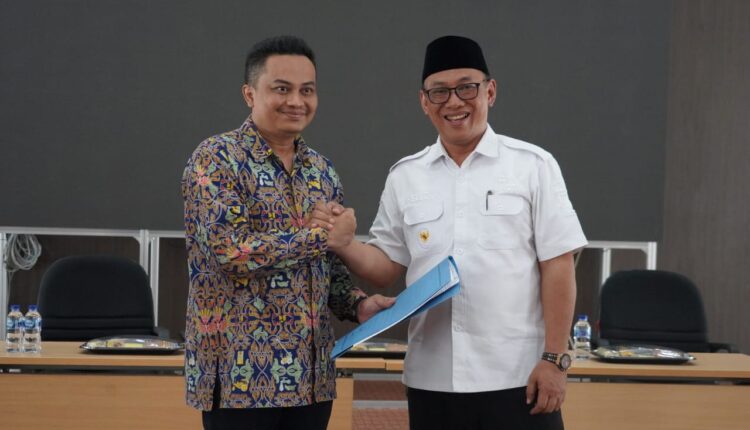 Walikota Cilegon Helldy Agustian bersama Kepala Balai Pelaksanaan Jalan Nasional Banten Wahyu Supriyo Winurseto /Dok