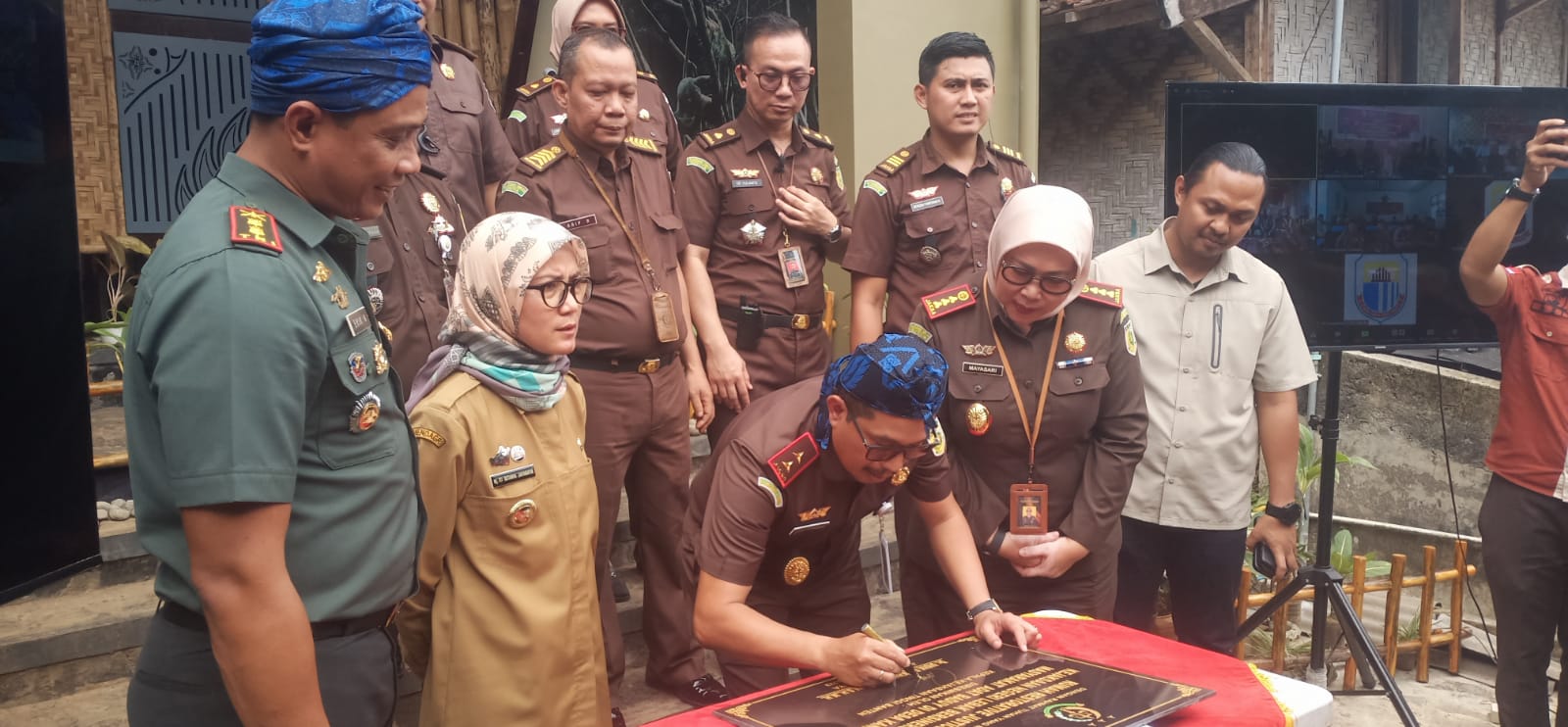 Kejari Resmikan Rumah Restorative Justice Di Lima Desa Adat Kasepuhan ...