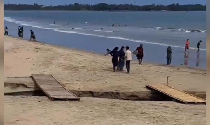 Viral Wisatawan di Pantai Carita Lewati Jembatan Kena Pungli