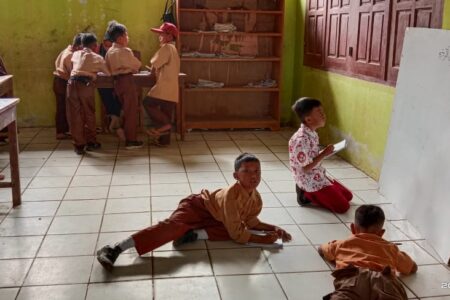 Diduga Ada Penyimpangan BOS, Siswa SDN Tanjungan 3 Pandeglang Tak Kebagian Kursi Belajar