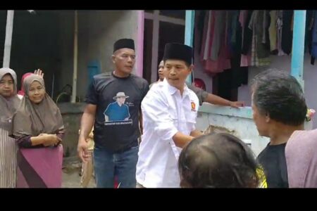 Caleg DPRD Kota Serang Samudi Ikut Bagikan Susu dan Makan Siang Gratis