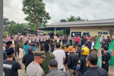 Tuntut Kesejahteraan Masyarakat Sekitar, Pabrik PT Mayora di Ciwandan Didemo Warga