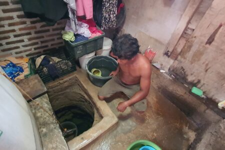 Sumur dan Aliran Sungai Diduga Tercemar Solar, Warga Lebak Gede Cilegon Alami Gatal-gatal