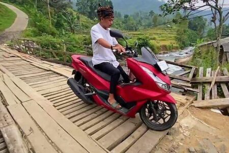 Jembatan Kayu Menuju Kasepuhan Cisitu Lebak Nyaris Ambruk, Warga Bertaruh Nyawa Demi Aktivitas Harian